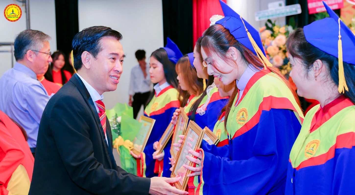 Dai Viet College Welcomes Over 1,000 New Students and Awards Scholarships Worth 3 Billion VND