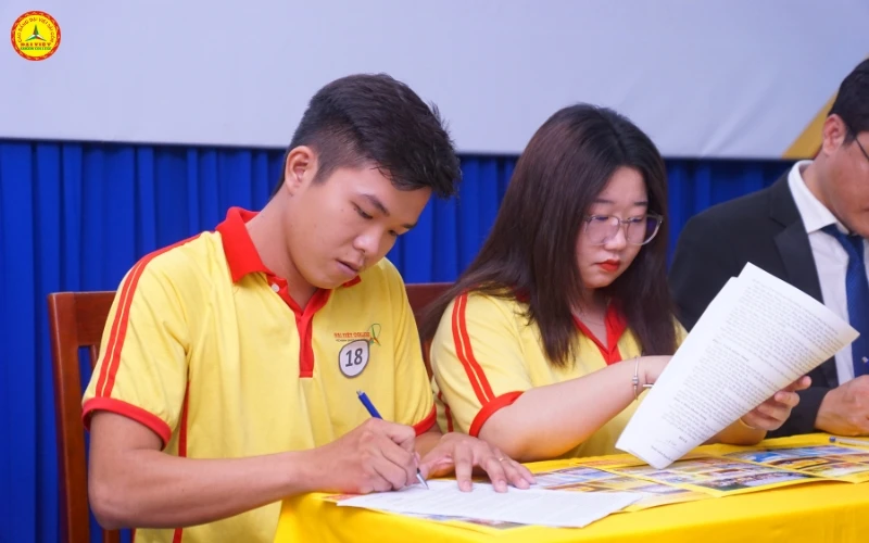 Admissions to Saigon University College