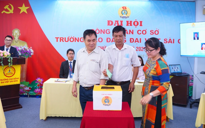 Admissions to Saigon University College