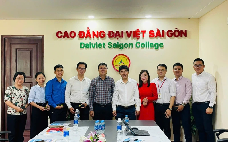 Admissions to Saigon University College