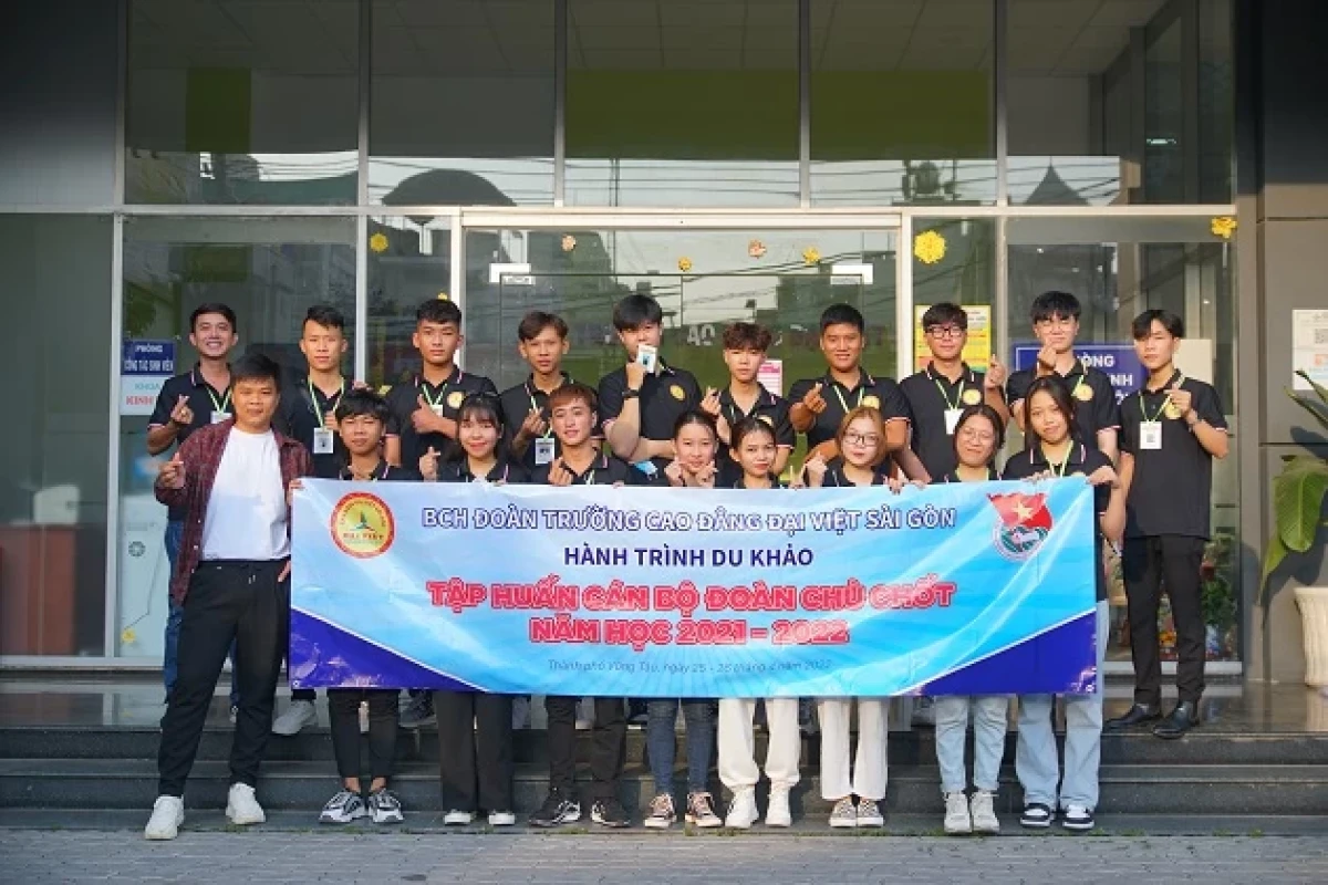 THE EXECUTIVE BOARD OF THE SCHOOL YOUTH UNION ORGANIZES A TRAINING TRIP TO MINH DAM MOUNTAIN WAR ZONE AND VUNG TAU COASTAL CITY FOR KEY YOUTH UNION OFFICERS IN THE 2021 - 2022 SCHOOL YEAR