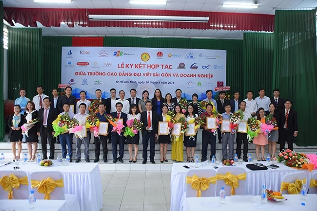 Images of the Signing Ceremony for Collaboration Between the School and Enterprises on June 20, 2018